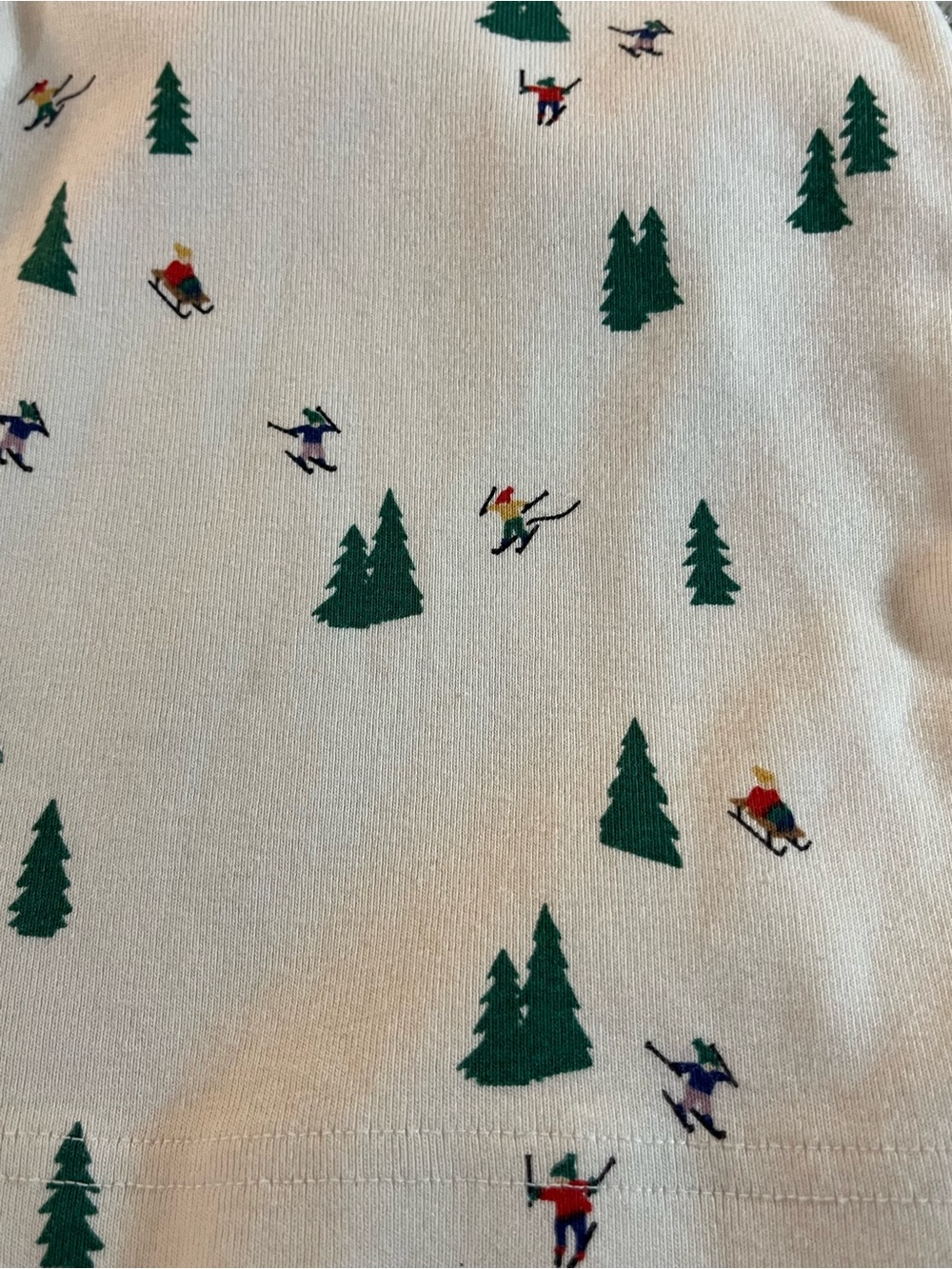 Hanna Andersson Cream Pajama Set with Green Pine Trees & Skiers EU 85 or 2T - Picture 5 of 9